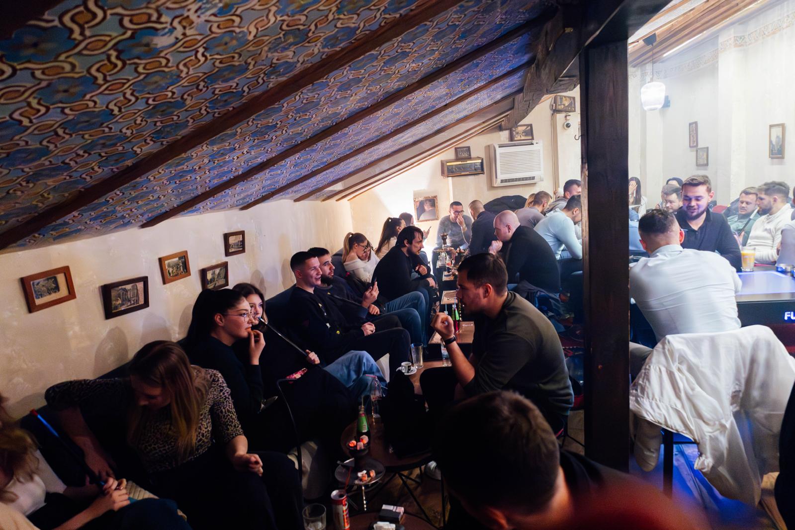 Gosti uživaju u ambijentu Dibek kafane