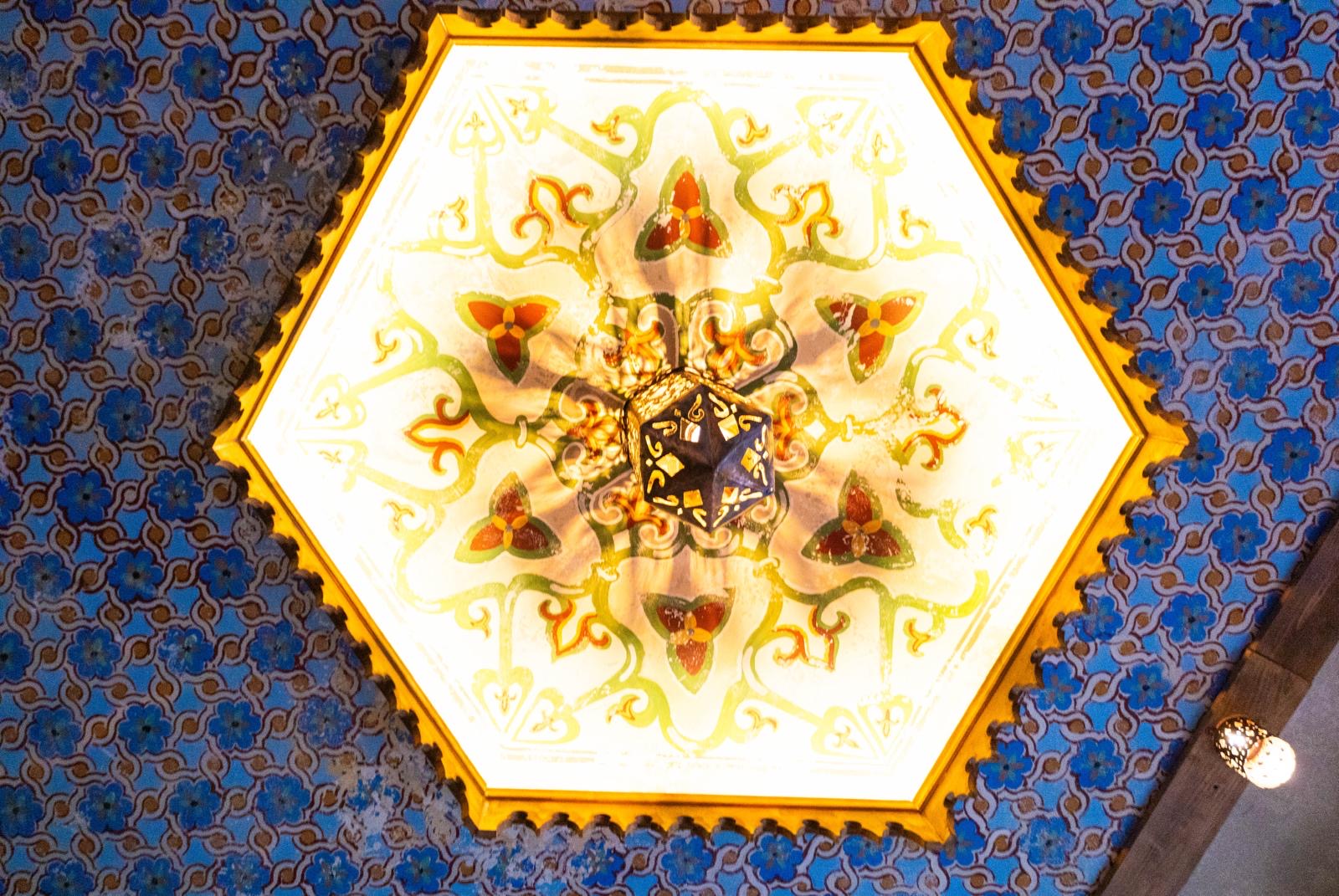 Ručno oslikani osmanski strop u Dibek kafani