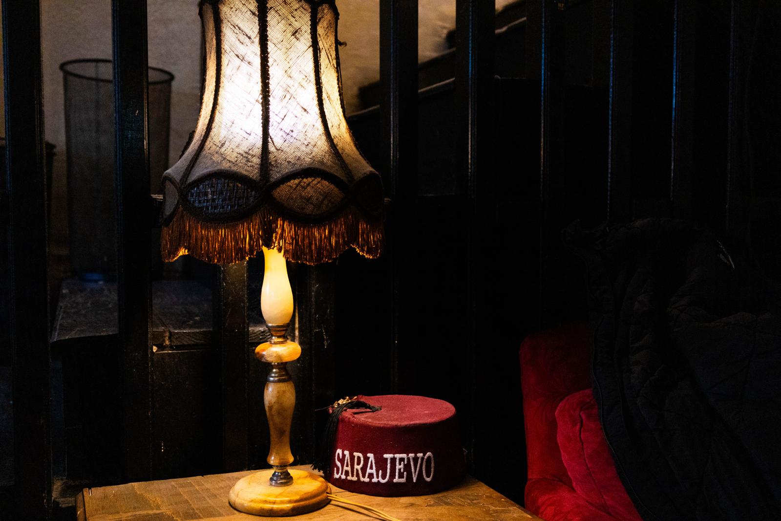 Sarajevski fez i vintage lampa — detalj iz Dibek kafane