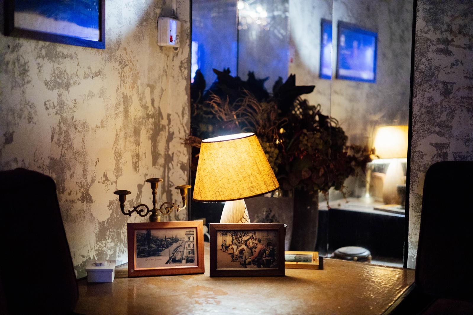 Stare fotografije i lampa u Dibek kafani
